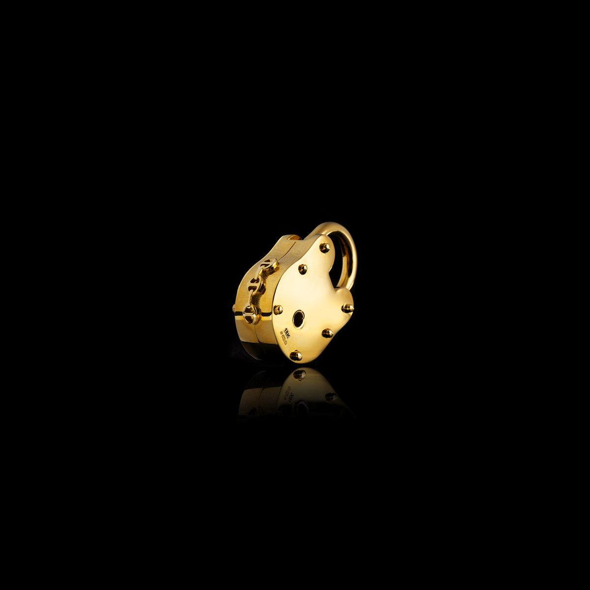 19mm Lock pendant in 18K yellow gold, back view