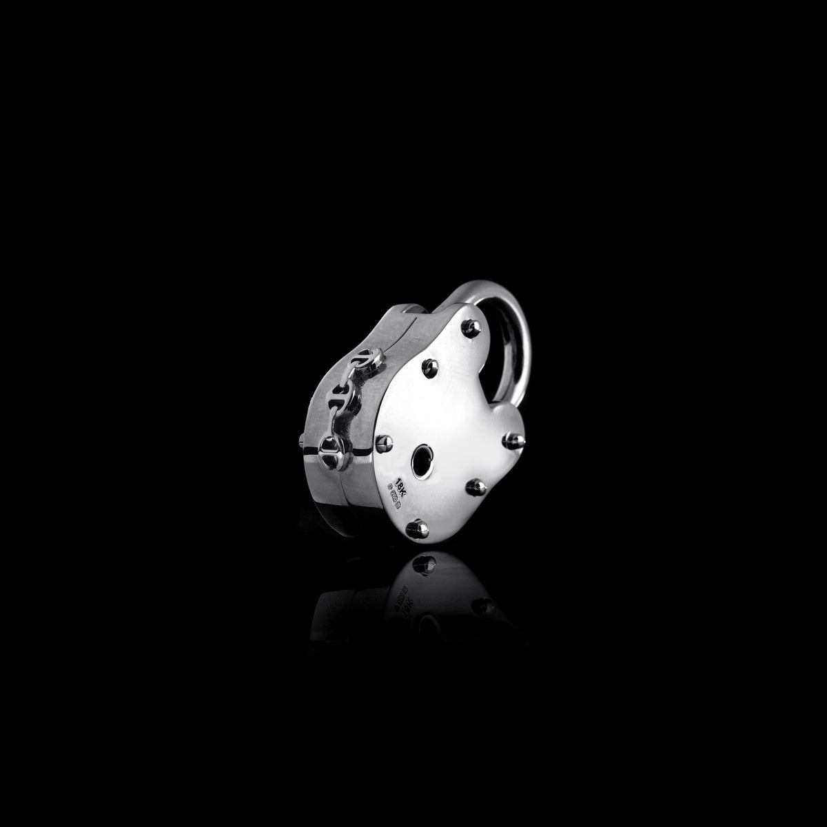 25mm Lock pendant in 18K white gold, back view