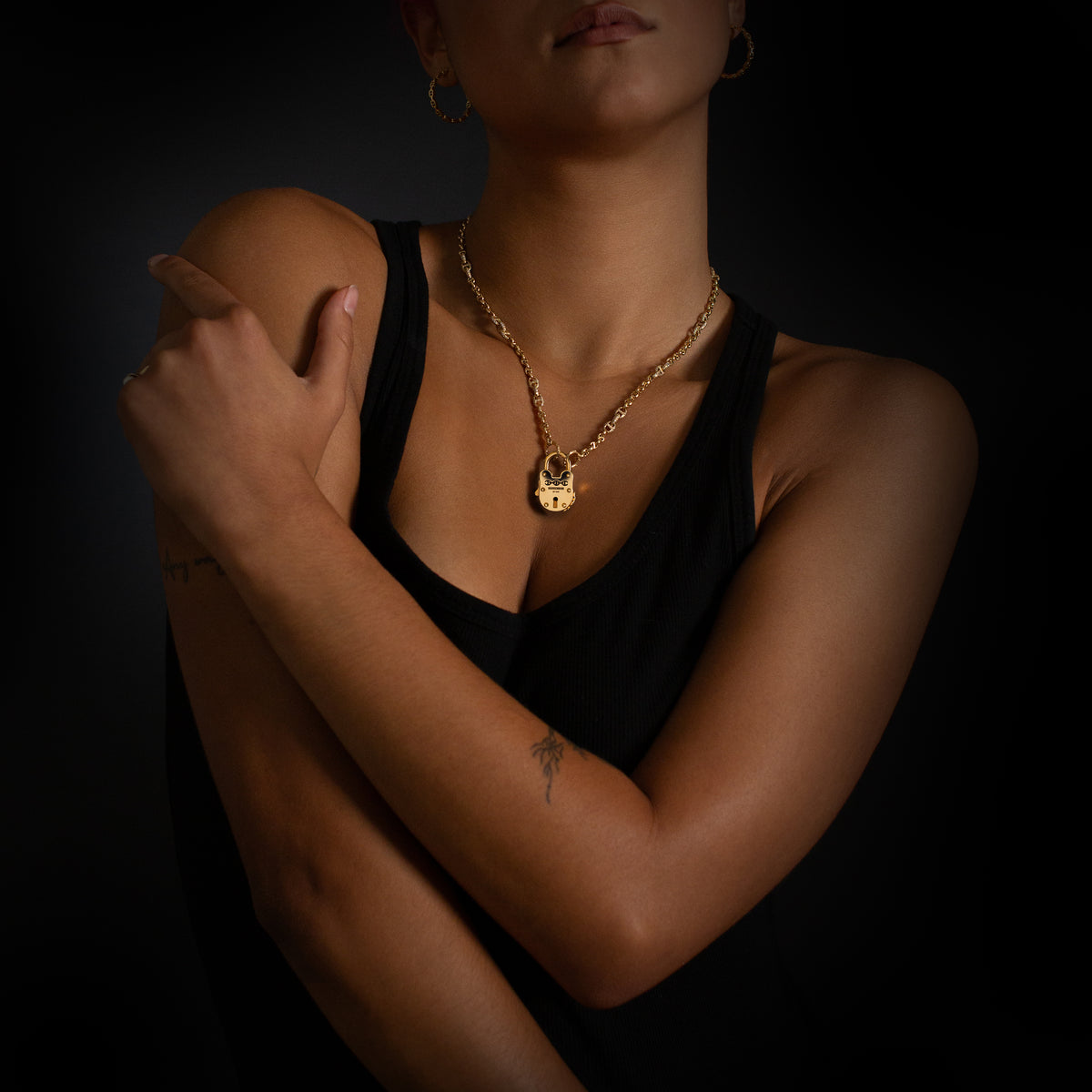 30mm Lock pendant in 18K gold, worn on the neck