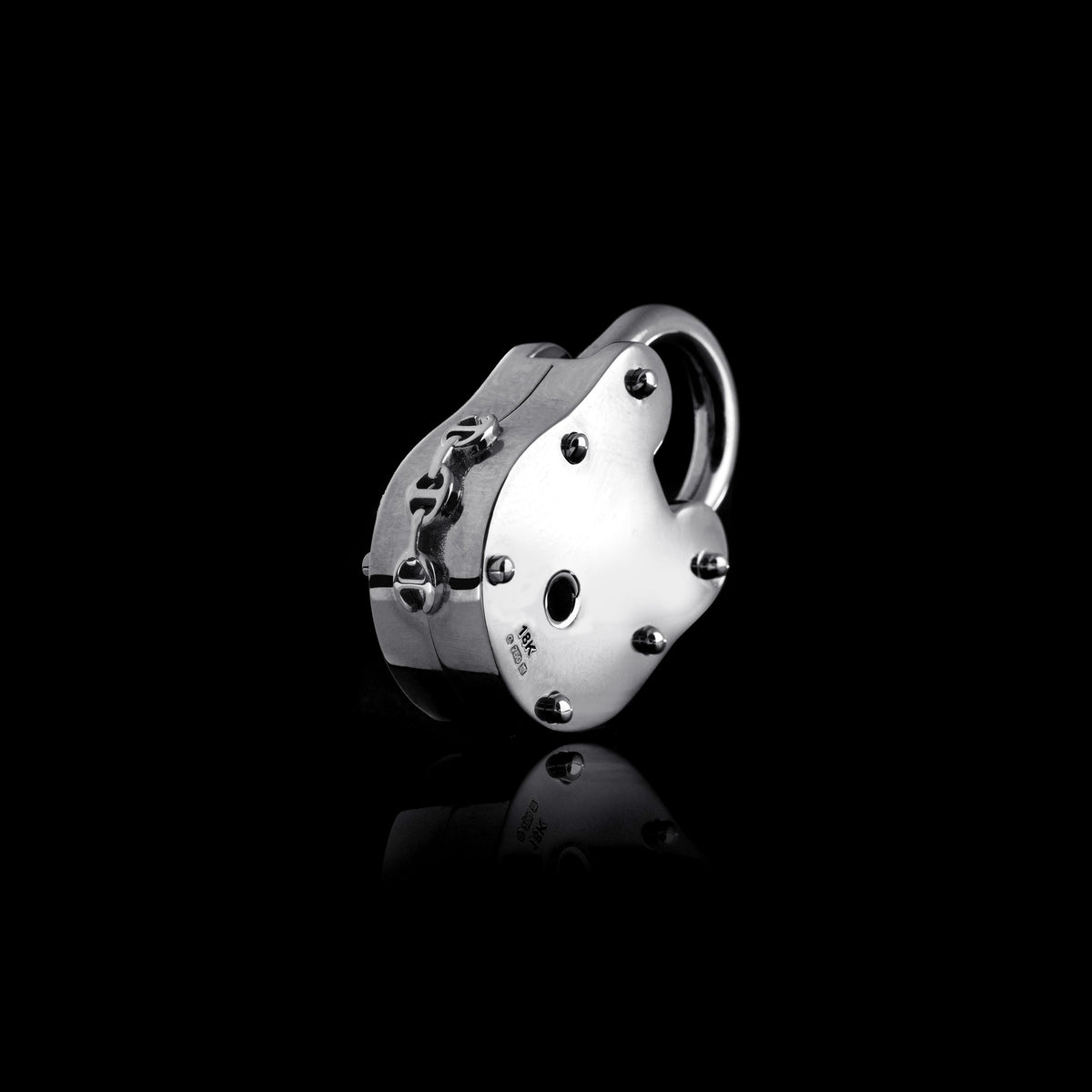 30mm Lock pendant in 18K white gold, back view