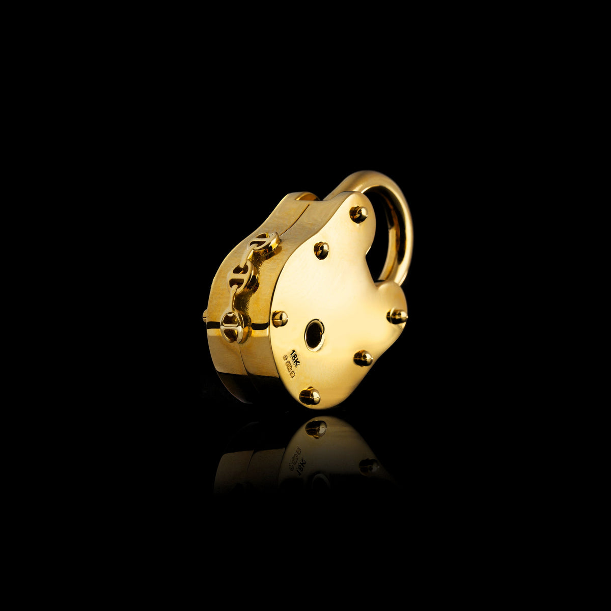 30mm Lock pendant in 18K yellow gold, back view
