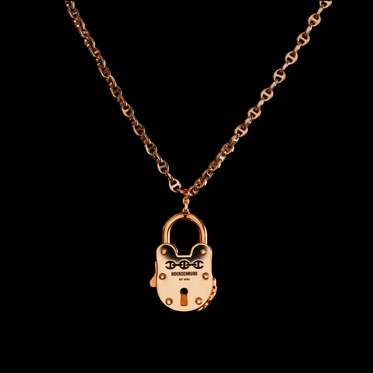 35mm Lock pendant in 18K rose gold, hanging
