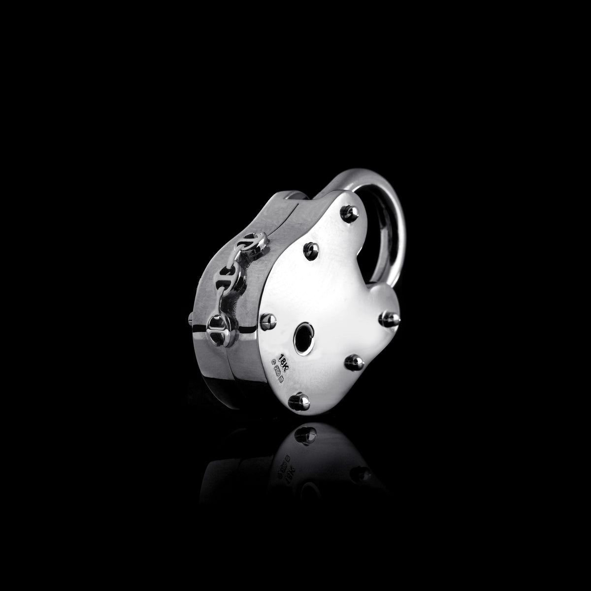 35mm Lock pendant in 18K white gold, back view