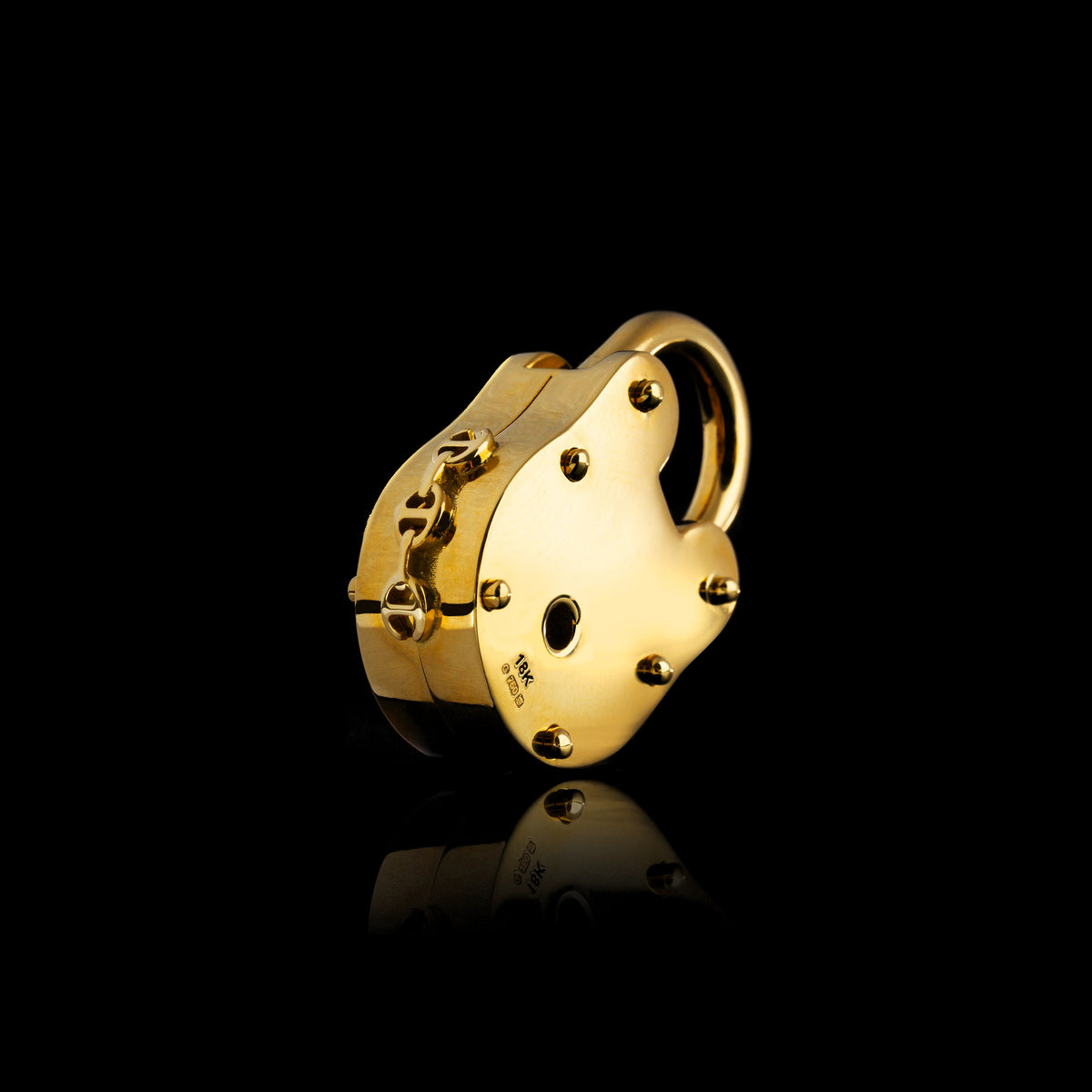 35mm Lock pendant in 18K yellow gold, back view