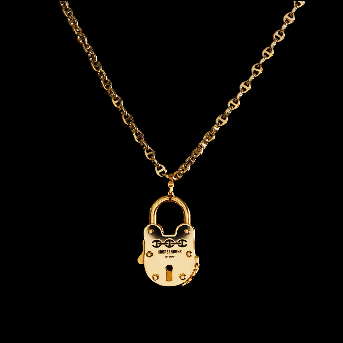 35mm Lock pendant in 18K yellow gold, hanging