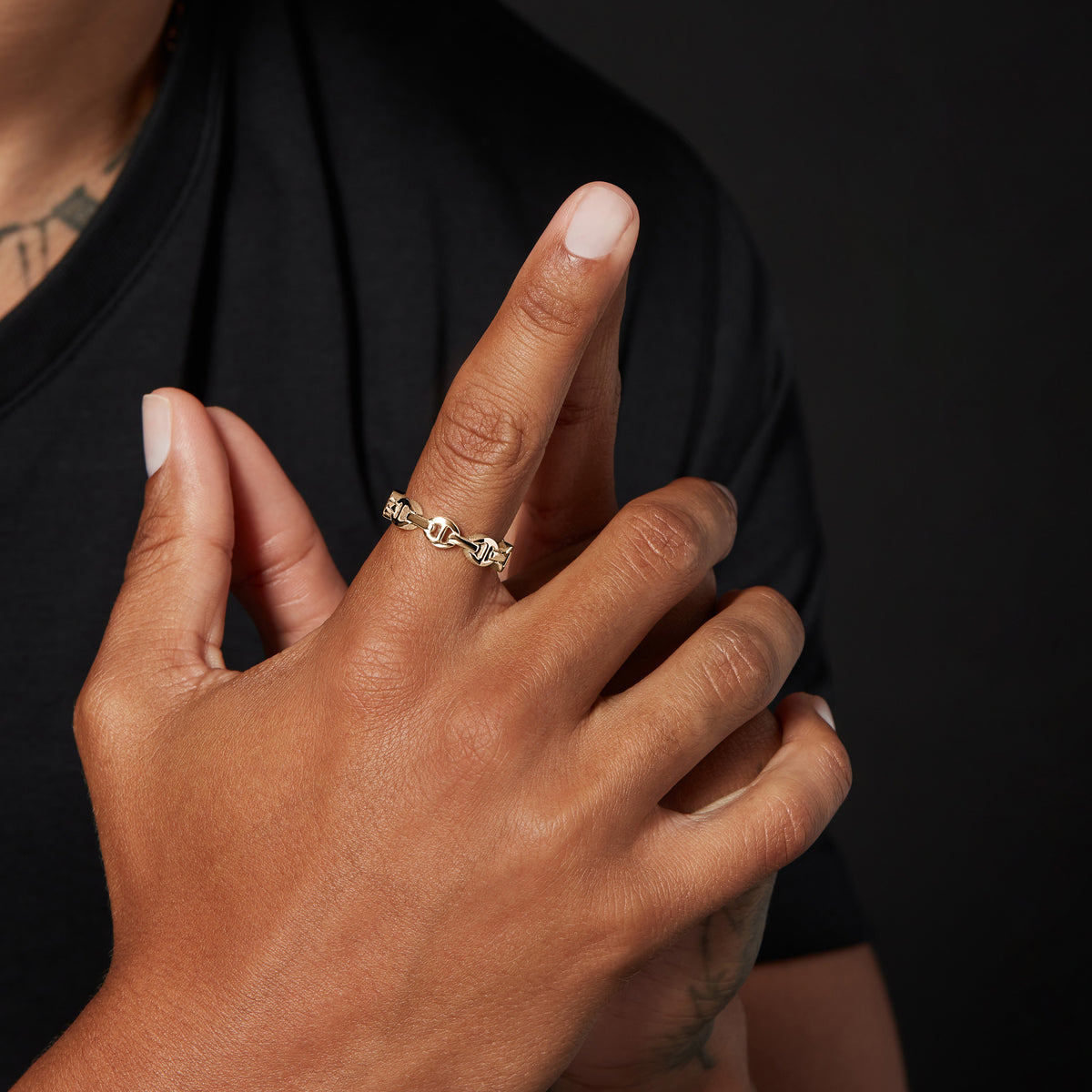 Dame Tri-Link ring in 18K yellow gold, worn on the hand