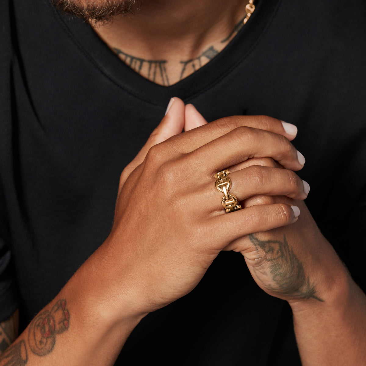 Classic Tri-Link ring in 18K yellow gold, detail