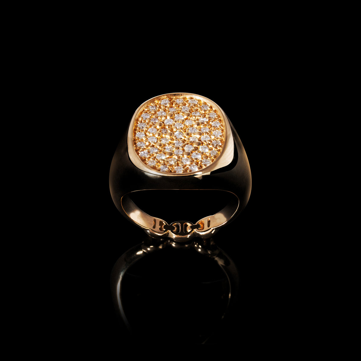 Signet Ring with Diamonds in 18K yellow gold by HOORSENBUHS®