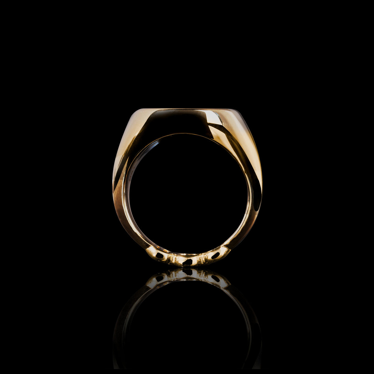 Signet Ring with Diamonds in 18K yellow gold, view 2