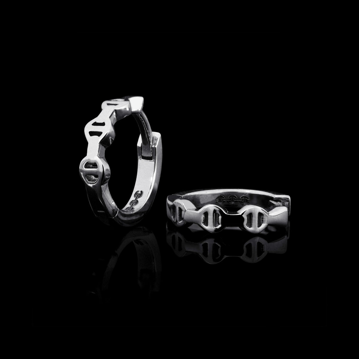 Huggie earrings in 18K white gold, pair