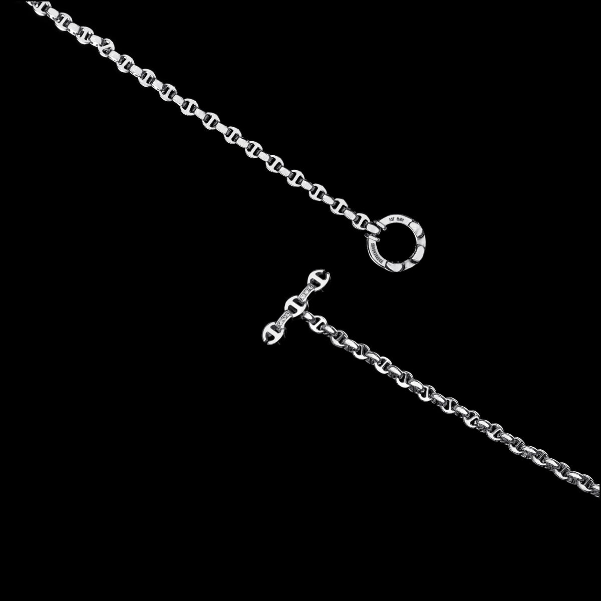 Single Station Necklace in 18K white gold, toggle closure detail