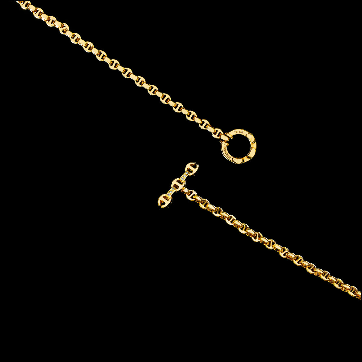 Micro Open-Link™ Necklace in 18K yellow gold, toggle closure detail
