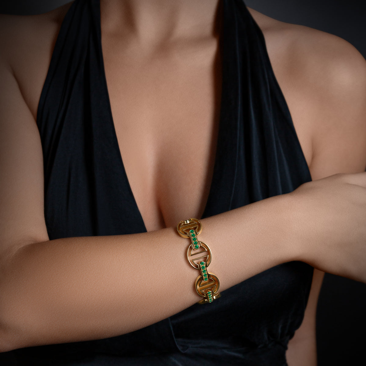 MMV Medium Link Bracelet with Emerald Bridges in 18K gold, worn on the wrist