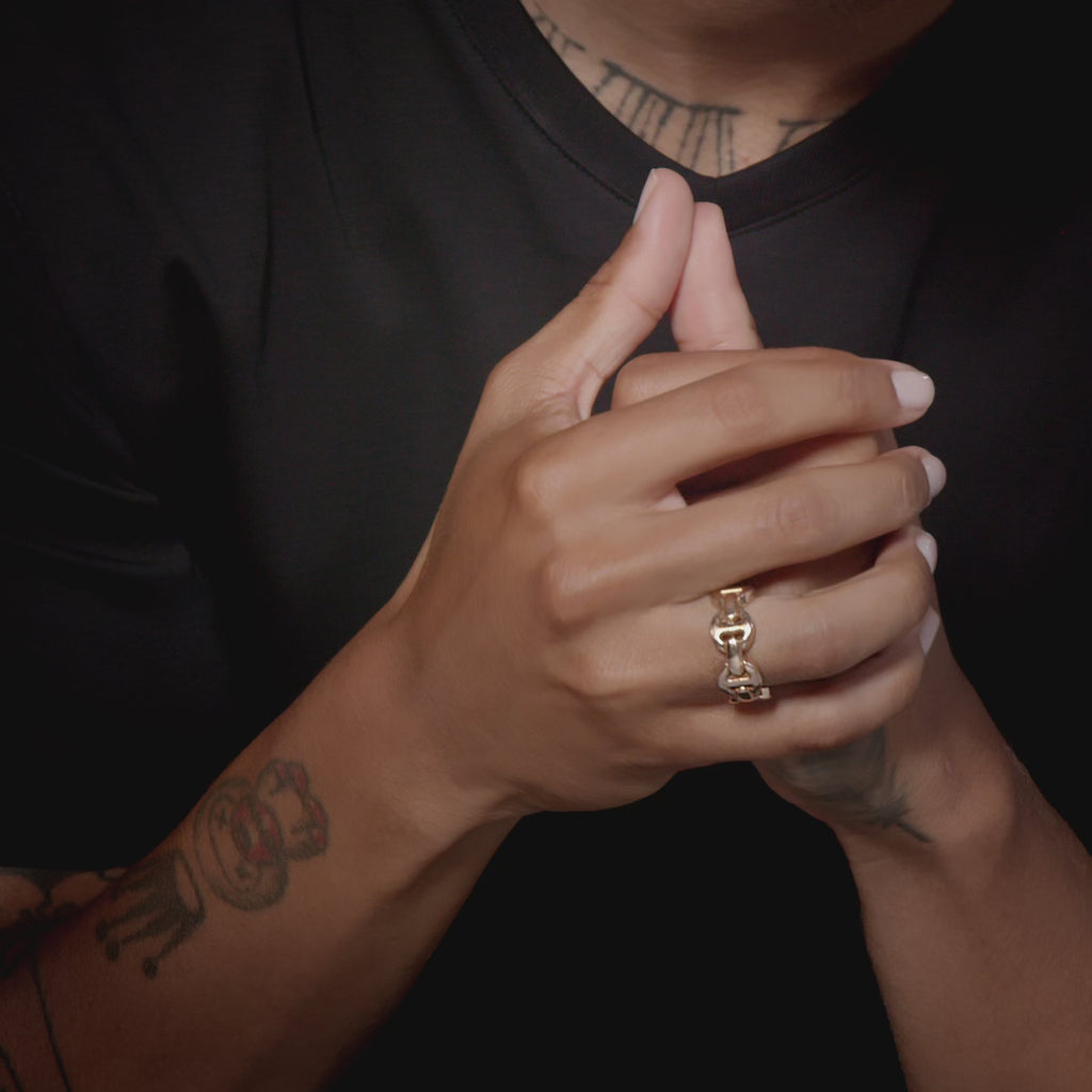Classic Tri-Link ring by HOORSENBUHS®, in motion
